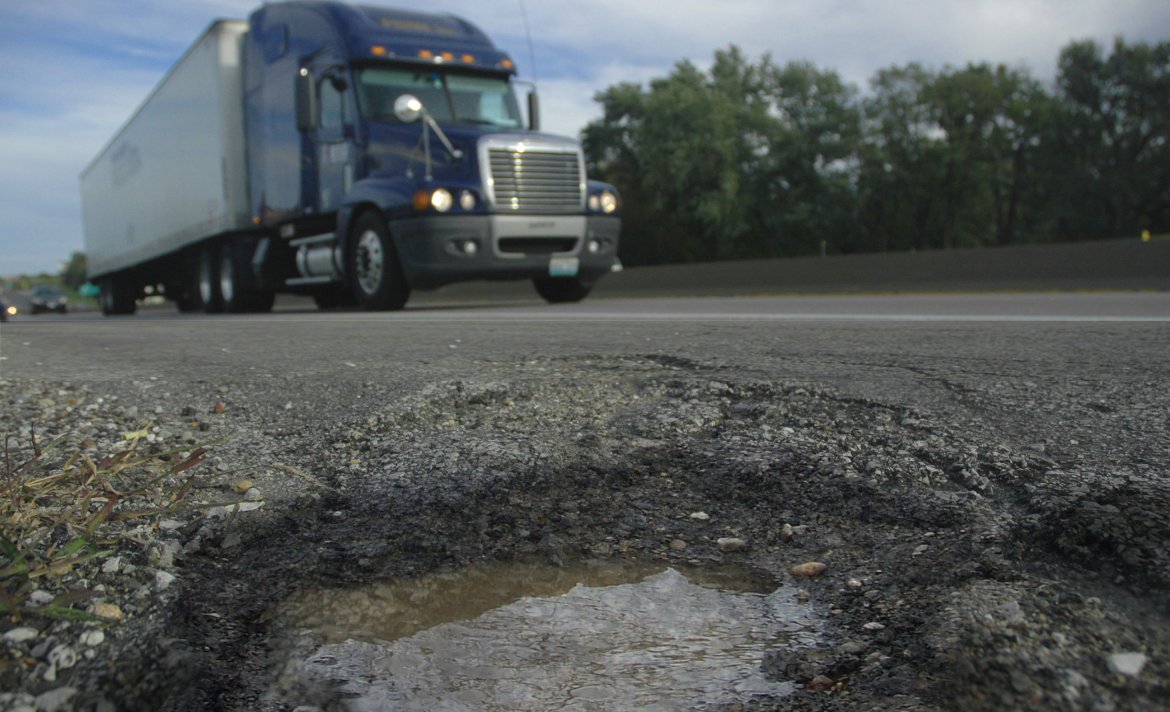 Pot Hole - Modified/By KOMUnews [CC BY 2.0 (http://creativecommons.org/licenses/by/2.0)], via Wikimedia Commons